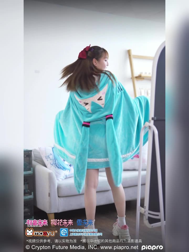 Moeyu Hatsune Miku Snow Miku Multifunctional Hooded Blanket Pillow Warm Flannel Shawl - Kanako.store